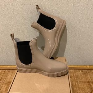 Journee Collection Drip Rain Boot; taupe; sz 8